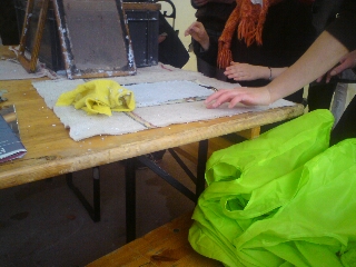 Atelier fabrication de papier recyclé, avec notre bénévole Aurélie